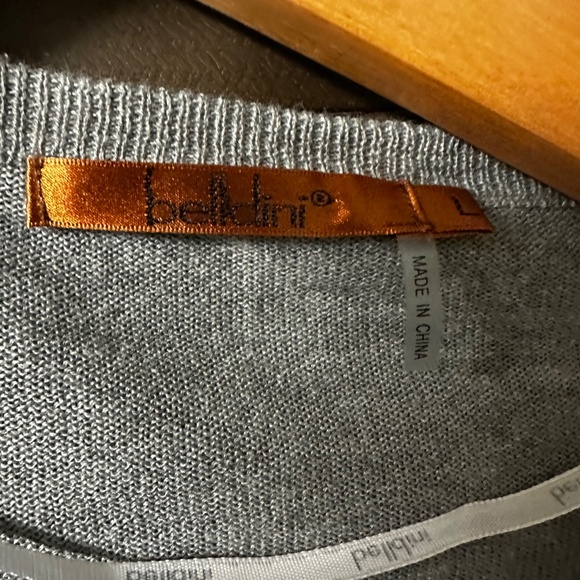 Sweater and T-shirt bundle - Picture 6 of 9